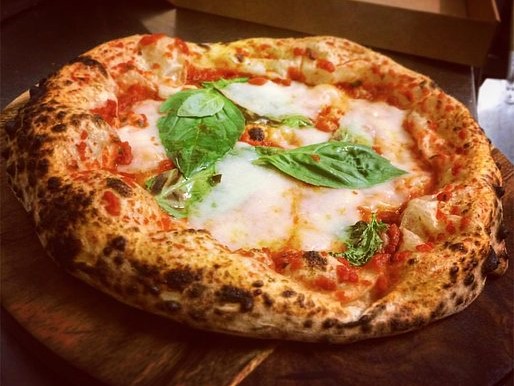 A vegan margherita pizza.